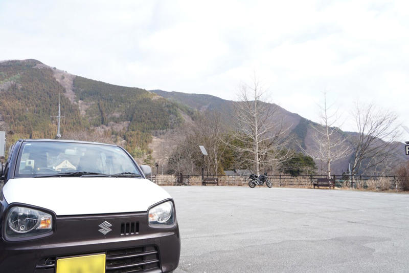 10万km超えの車に“今さら”添加剤って意味あるの？, そもそも「スーパーゾイル」って？, 検証車両と検証方法について, シビアコンディション：「チョイ乗り」の繰り返し (1/2), シビアコンディション：「チョイ乗り」の繰り返し (2/2), 高速＋山道の150kmロングドライブ, 事前の燃費は27.0km/L (1/3), 事前の燃費は27.0km/L (2/3), 事前の燃費は27.0km/L (3/3), スーパーゾイルの添加方法は？, スーパーゾイル ECOの使用量, オイル総量が2.6Lとなるよう調整, オイルごとエンジンに注入, 【検証結果】走行時のエンジン音「こんなに静かだったっけ…？」, 「音に見合った加速」が得られるように, 高速走行時の騒音は？, 低回転域での粘り感が向上, 気になる燃費向上効果は？ (1/2), 気になる燃費向上効果は？ (2/2), 長距離運転での燃費 (1/3), 長距離運転での燃費 (2/3), 長距離運転での燃費 (3/3), スーパーゾイルは「愛車のことがもっと好きになる」添加剤だった