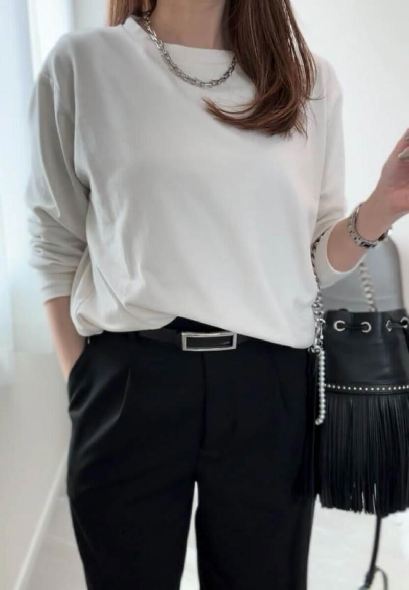 はくだけで決まる！ユニクロのタックワイドパンツ, シンプルでも地味見えしない着こなしのコツ, 羽織るだけでこなれる！デニム合わせもおすすめ, 1本あればコーデに迷わない万能パンツ