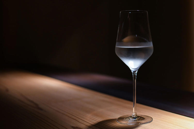 晩酌の「肴の相棒」から、ガストロノミーを構築する「構造材」へ, 【美食への適合】ヘルシー志向が求めた「旨みの抱擁」, 【精緻な軽快さ】13%の衝撃。「低アルコール原酒」という必然, 【技術の再構築】機械を超越する「造り手の執念」, 【和食の枠の崩壊】プロフェッショナルの記憶を上書きする「構造材」, 【アイデンティティの確立】ユネスコ登録がもたらす「武器」と、飲み手の「選択」, 【透明な時間軸】「リダクティブ」な熟成の日常化, 終わりに──「何を飲むか」より「どう時をデザインするか」のフェーズへ