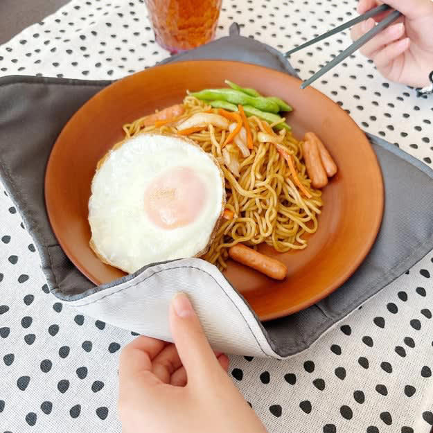 ニトリでは、調理をラクにしてくれる「アイデア便利グッズ」を販売中です。, 1.「1枚4役 解凍プレート シャープナー おろし付き まな板 M(KY083)」, 1時間後には、手でほぐせるくらい柔らかくなった！, 氷を置いてみても、その違いは一目瞭然。, 2.「減塩対策！塩少々が出せるポット」, 片手で簡単にプッシュできます。, 買って大正解の便利グッズでした。, 3.「いっしょにチンして熱くないプレートマット」, 熱さをほとんど感じないことにびっくり！, 子どもが食事をするときにも活躍しますよ。