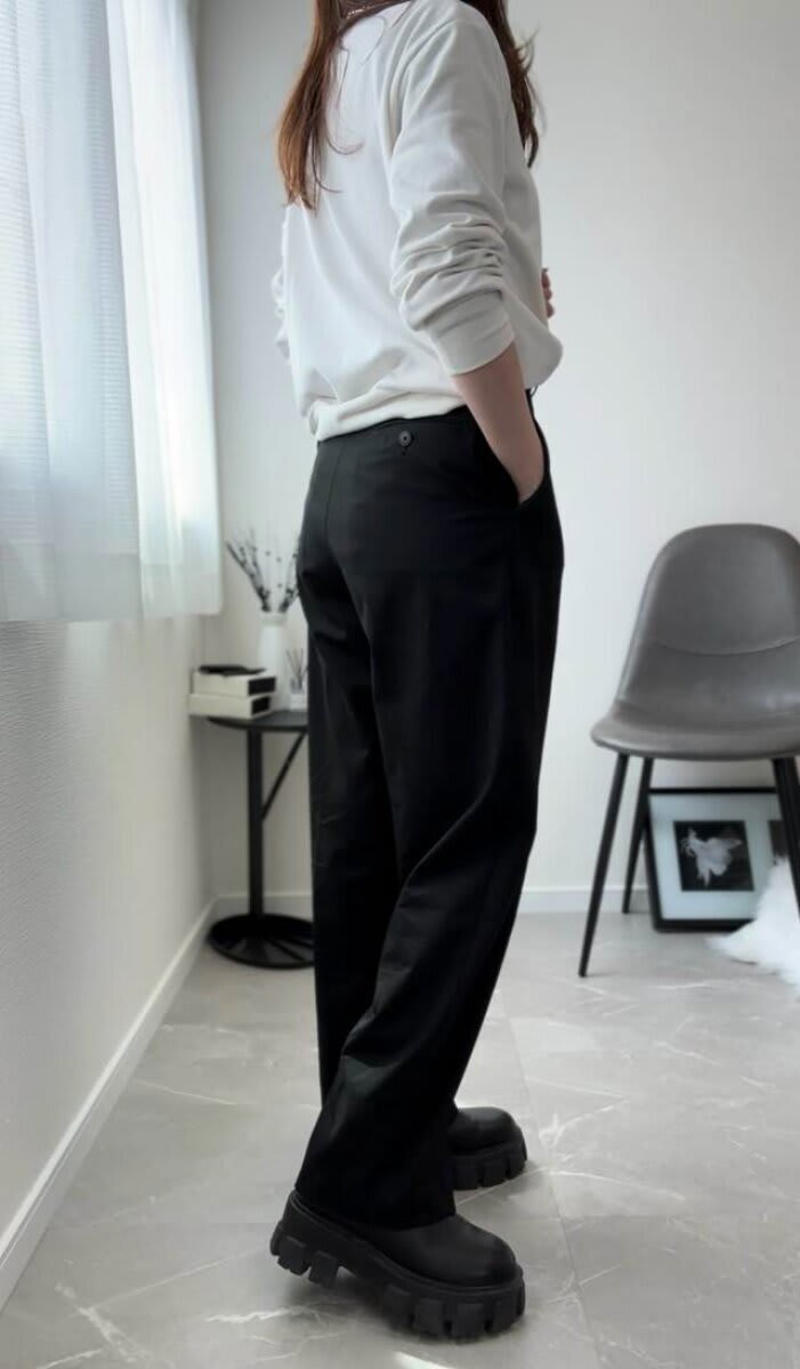 はくだけで決まる！ユニクロのタックワイドパンツ, シンプルでも地味見えしない着こなしのコツ, 羽織るだけでこなれる！デニム合わせもおすすめ, 1本あればコーデに迷わない万能パンツ