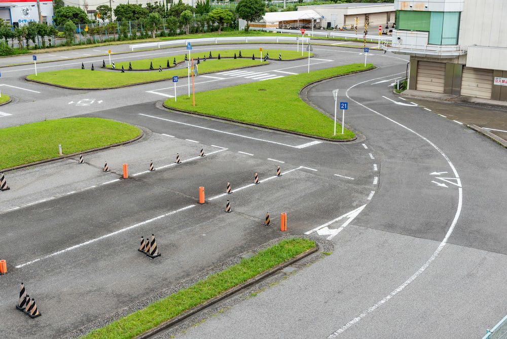 2017年3月12日以降に普通運転免許を取得した場合には運転できる「中型自動車」が無い, 中型免許の取得方法, 自動車学校（教習所）で教習を受ける, 免許センターで試験を受ける, 【注意】免許取得時には深視力検査が必要になる, 中型免許で運転できる自動車, 中型免許を持っていると何が便利？, 中型免許で運転できる自動車の例, 中型免許（8t限定）の限定解除の方法, 限定解除の審査を受ける, 上位免許を取得する, まずは現在の免許で運転できる中型自動車の確認を