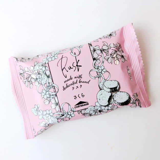 シャトレーゼで、春にぴったりの『コスパばつぐんお菓子』を見つけました！, 春らしい、さくらの風味を楽しめるラスク。, 1袋2枚入りで、コスパもばつぐんです。, ふわりとさくらの香りがして、春らしい味わい。, チョコレートが、たっぷりかかっています。, 厚みがあって、食べ応えもありました。, お花見に持っていきたい、春らしいお菓子です。, さくら味を楽しむなら、無印良品の「おうちで味わうカフェメニュー ふんわり桜ラテ」もおすすめ。, ふんわりやさしい甘さで、ほっとします。