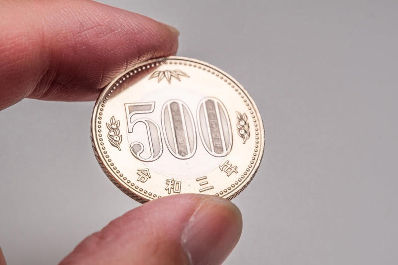 【2026年度の給付基準額が決定】年金生活者支援給付金はいくらもらえる？, 年金生活者支援給付金は3種類｜支給要件をチェック, 老齢年金生活者支援給付金の支給要件, 「障害年金生活者支援給付金」と「遺族年金生活者支援給付金」の支給要件, 【手続きの流れ】年金生活者支援給付金の申請方法をケース別に確認, すでに年金を受給している方の場合, 65歳から新たに年金を受給する場合, 年金を「繰上げ受給」している場合, 【国民年金・厚生年金】平均でどのくらい受け取っている？, 【国民年金の平均月額】, 【厚生年金の平均月額】