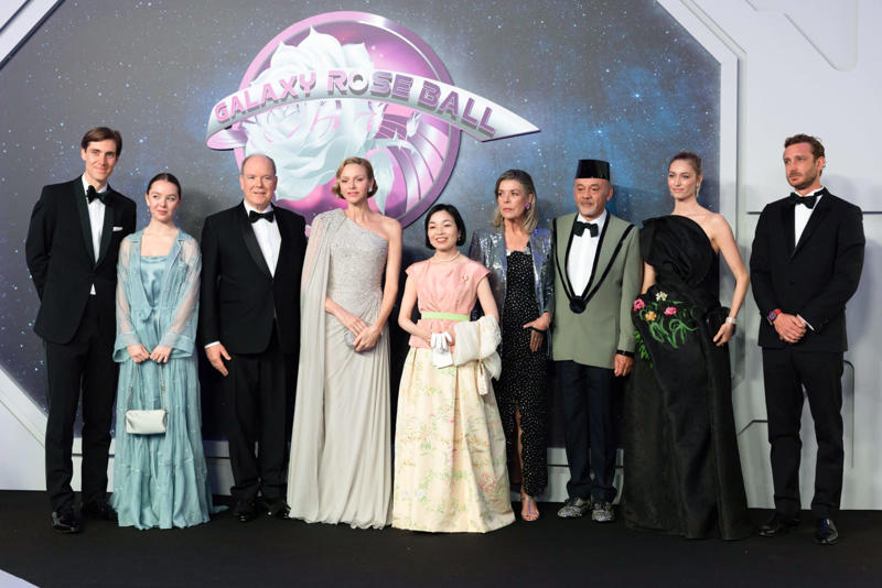 モナコ公室が主催の薔薇の舞踏会（ローズボール）とは？, 2026年のテーマは「宇宙（ディープ・スペース）」, アルベール大公＆シャルレーヌ公妃, シャルル・ルクレール＆アレクサンドラ夫妻, クリスチャン・ルブタン&amp;カロリーヌ公女, アレクサンドラ・フォン・ハノーファー&amp;ベン＝シルベスター・ストラウトマン、ドロテ王女, レディ・キティ・スペンサー, カルロ公殿下&amp;カミラ妃殿下