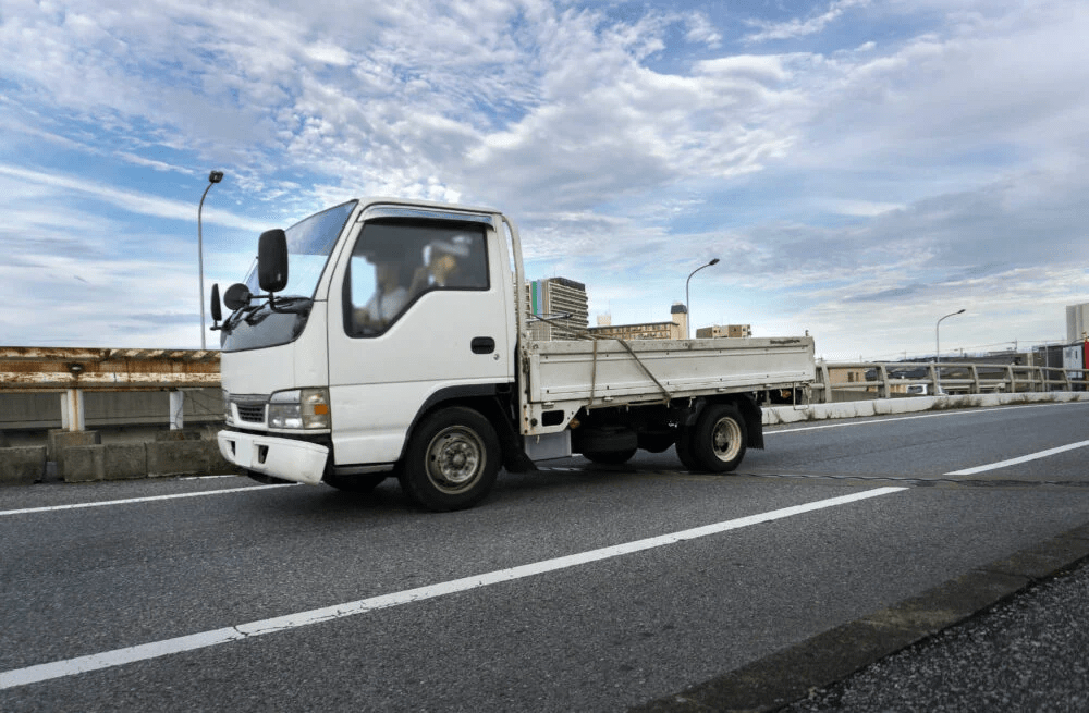 2017年3月12日以降に普通運転免許を取得した場合には運転できる「中型自動車」が無い, 中型免許の取得方法, 自動車学校（教習所）で教習を受ける, 免許センターで試験を受ける, 【注意】免許取得時には深視力検査が必要になる, 中型免許で運転できる自動車, 中型免許を持っていると何が便利？, 中型免許で運転できる自動車の例, 中型免許（8t限定）の限定解除の方法, 限定解除の審査を受ける, 上位免許を取得する, まずは現在の免許で運転できる中型自動車の確認を