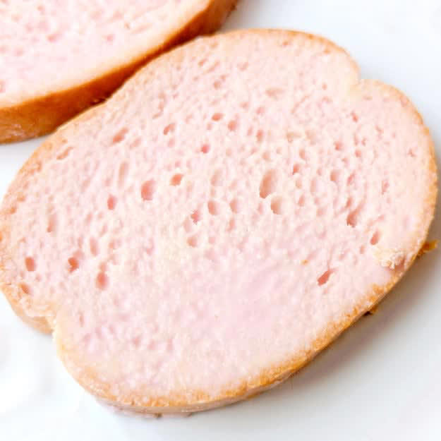 シャトレーゼで、春にぴったりの『コスパばつぐんお菓子』を見つけました！, 春らしい、さくらの風味を楽しめるラスク。, 1袋2枚入りで、コスパもばつぐんです。, ふわりとさくらの香りがして、春らしい味わい。, チョコレートが、たっぷりかかっています。, 厚みがあって、食べ応えもありました。, お花見に持っていきたい、春らしいお菓子です。, さくら味を楽しむなら、無印良品の「おうちで味わうカフェメニュー ふんわり桜ラテ」もおすすめ。, ふんわりやさしい甘さで、ほっとします。