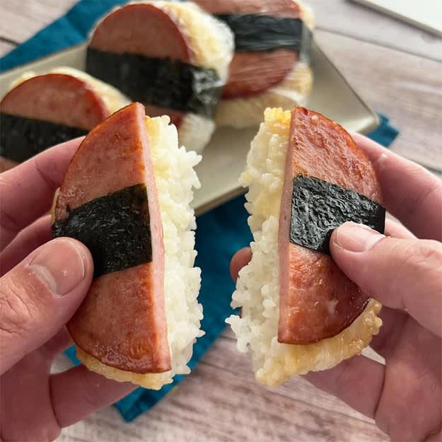 桜エビと塩昆布と天かすのやみつきおにぎり, 【朝に作るとみんな起きてくる】とにかく早くてウマい！信じられないほど家族に人気の簡単おにぎりレシピ, 照り焼きソーセージおにぎり, 【おにぎりは全部コレにして】この組み合わせは反則級！食べたらハマること間違いない「照り焼きソーセージおにぎり」レシピ, 赤しそふりかけと卵焼きのり巻き, 【ウチではおにぎりよりコレが人気！】「家族みんなでハマってます」「お弁当に入ってたら最高」絶品のり巻きレシピ, 梅と大葉ののり巻き, 【おにぎりよりも家族が喜ぶ】なんで今までやらなかった！？巻くだけでごちそうになる簡単のり巻きレシピ, 油揚げでのり巻き, 【油揚げで巻くだけ】「おいなりさんより簡単」「この発想、天才か」ウチで人気の絶品のり巻きレシピ