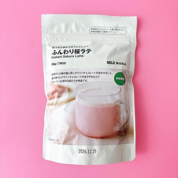 シャトレーゼで、春にぴったりの『コスパばつぐんお菓子』を見つけました！, 春らしい、さくらの風味を楽しめるラスク。, 1袋2枚入りで、コスパもばつぐんです。, ふわりとさくらの香りがして、春らしい味わい。, チョコレートが、たっぷりかかっています。, 厚みがあって、食べ応えもありました。, お花見に持っていきたい、春らしいお菓子です。, さくら味を楽しむなら、無印良品の「おうちで味わうカフェメニュー ふんわり桜ラテ」もおすすめ。, ふんわりやさしい甘さで、ほっとします。