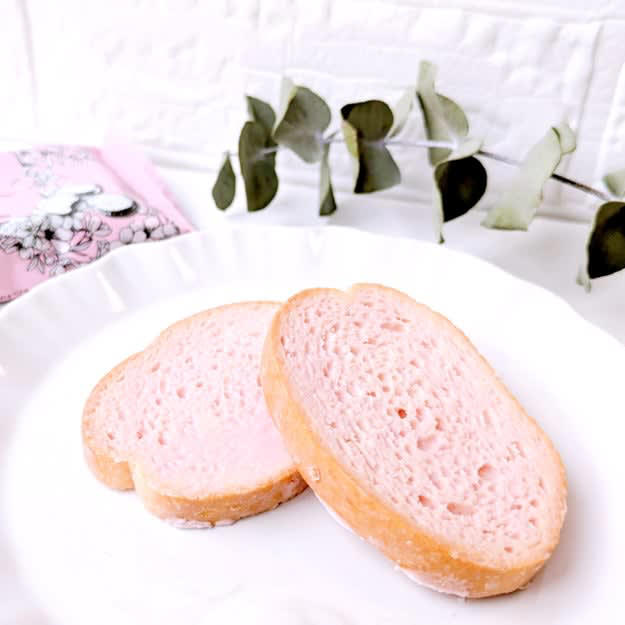 シャトレーゼで、春にぴったりの『コスパばつぐんお菓子』を見つけました！, 春らしい、さくらの風味を楽しめるラスク。, 1袋2枚入りで、コスパもばつぐんです。, ふわりとさくらの香りがして、春らしい味わい。, チョコレートが、たっぷりかかっています。, 厚みがあって、食べ応えもありました。, お花見に持っていきたい、春らしいお菓子です。, さくら味を楽しむなら、無印良品の「おうちで味わうカフェメニュー ふんわり桜ラテ」もおすすめ。, ふんわりやさしい甘さで、ほっとします。