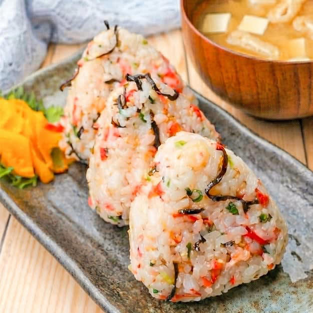 桜エビと塩昆布と天かすのやみつきおにぎり, 【朝に作るとみんな起きてくる】とにかく早くてウマい！信じられないほど家族に人気の簡単おにぎりレシピ, 照り焼きソーセージおにぎり, 【おにぎりは全部コレにして】この組み合わせは反則級！食べたらハマること間違いない「照り焼きソーセージおにぎり」レシピ, 赤しそふりかけと卵焼きのり巻き, 【ウチではおにぎりよりコレが人気！】「家族みんなでハマってます」「お弁当に入ってたら最高」絶品のり巻きレシピ, 梅と大葉ののり巻き, 【おにぎりよりも家族が喜ぶ】なんで今までやらなかった！？巻くだけでごちそうになる簡単のり巻きレシピ, 油揚げでのり巻き, 【油揚げで巻くだけ】「おいなりさんより簡単」「この発想、天才か」ウチで人気の絶品のり巻きレシピ