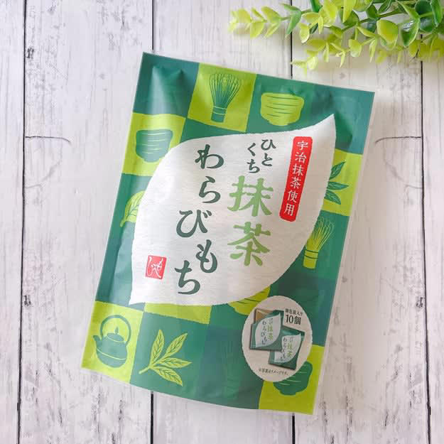 シャトレーゼで、手軽に買える「絶品スイーツ」を見つけました。, 串に刺さった団子が4本も入っています。, 重みがあって、食べ応えがありそうです。, 味も香りも想像以上で、ひと口目からトリコになりました。, 春らしい味わいで、心も満たされます。, 外でも食べやすいのが高ポイント。, コスパがいいから、またリピートしたいです！, 和スイーツといえば、カルディの「宇治抹茶使用 ひとくち抹茶わらびもち 10p」もおいしいですよ。, 贅沢な抹茶の味わいと、プルプル食感がたまりません！