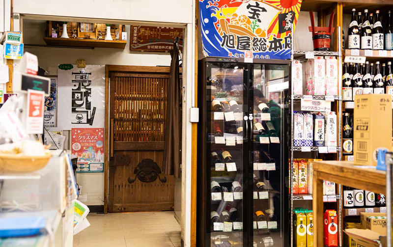 住宅地にポツンとたたずむ私設図書館『さいとう読書室』, 急階段の先に潜む手土産の殿堂『藏屋 洋菓子店』, うまい魚を食いたくば、路地の民家へ『お料理とお酒 なごみ』, 扉を開いていざ、老舗酒屋の奥へ『酒の旭屋 裏旭屋』, 文具店という名の昭和カオス博物館『須山文具店』, 花屋の中で一杯ひっかける幸せ『花とナチュラルワイン JUURI（ユーリ）』, 雑居ビルの2階からブラジルにトリップ『Espaço Brasil（エスパッソ ブラジル）』, 大人も子供もねこも集うワンダータウン, 暮らしに根付くコスモポリタンスピリッツ