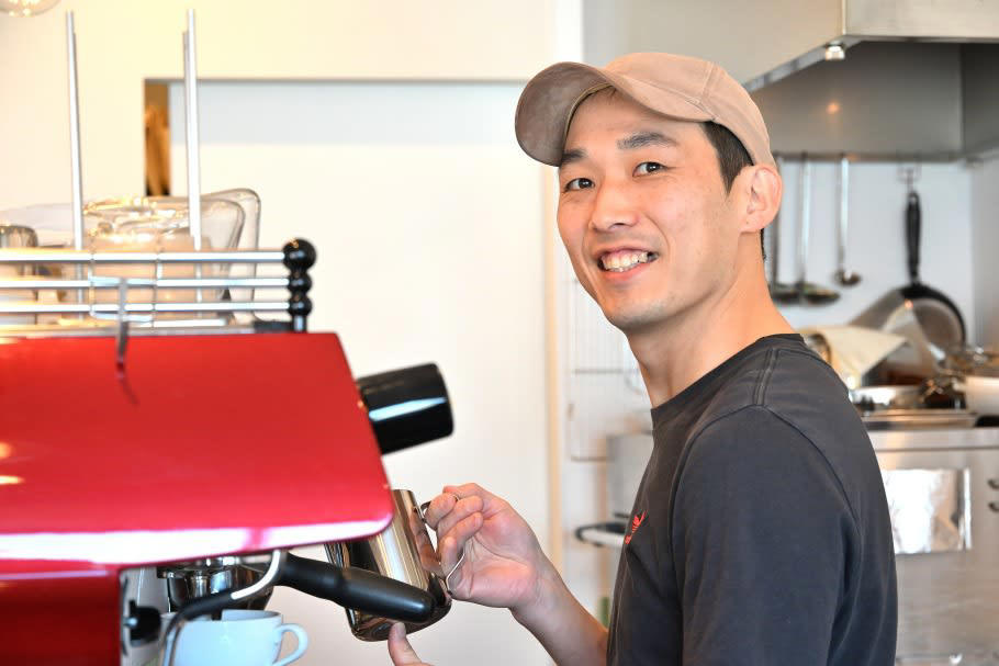 オーナー・稲垣歩さんの「スピード感」が生む、一期一会の味, カフェラテのイメージが変わる！？逆張りのコーヒー体験, パティシエの技が光る。「1度・1秒」が生む究極のデザート, 鶴見緑地をリビングに。予約不要の「ピクニックセット」