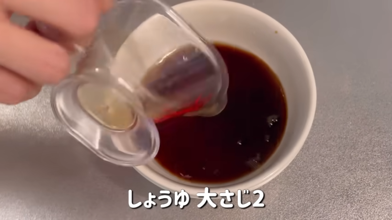 ①　油揚げをキッチンペーパーでしっかり油抜きする, ②　①を半分に切って、袋を広げ裏返す, ③　器にたまごを1つずつ割り、②の油揚げの中に入れる, ④　③の口をパスタまたは爪楊枝で閉じる, ⑤　フライパンに油を入れて、④を焼き色がつくまで焼く, ⑥　⑤を裏返して、さらに3分ほど焼く, ⑦　タレ用の調味料を合わせてま巾着の上にかける, ⑧　タレを煮立たせて、途中で巾着をひっくり返す, ⑨　タレがとろとろになってきたら完成