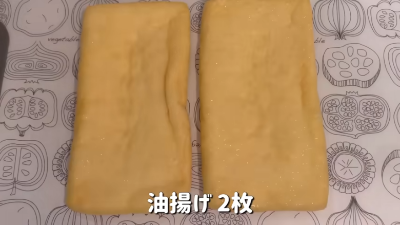 ①　油揚げをキッチンペーパーでしっかり油抜きする, ②　①を半分に切って、袋を広げ裏返す, ③　器にたまごを1つずつ割り、②の油揚げの中に入れる, ④　③の口をパスタまたは爪楊枝で閉じる, ⑤　フライパンに油を入れて、④を焼き色がつくまで焼く, ⑥　⑤を裏返して、さらに3分ほど焼く, ⑦　タレ用の調味料を合わせてま巾着の上にかける, ⑧　タレを煮立たせて、途中で巾着をひっくり返す, ⑨　タレがとろとろになってきたら完成