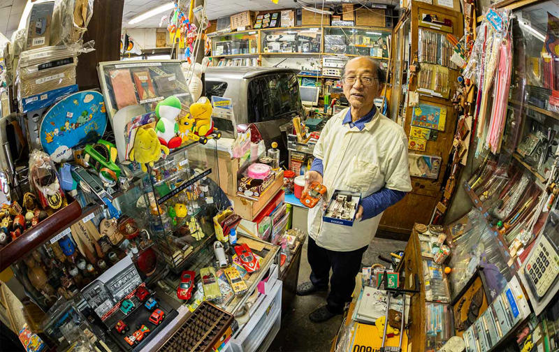 住宅地にポツンとたたずむ私設図書館『さいとう読書室』, 急階段の先に潜む手土産の殿堂『藏屋 洋菓子店』, うまい魚を食いたくば、路地の民家へ『お料理とお酒 なごみ』, 扉を開いていざ、老舗酒屋の奥へ『酒の旭屋 裏旭屋』, 文具店という名の昭和カオス博物館『須山文具店』, 花屋の中で一杯ひっかける幸せ『花とナチュラルワイン JUURI（ユーリ）』, 雑居ビルの2階からブラジルにトリップ『Espaço Brasil（エスパッソ ブラジル）』, 大人も子供もねこも集うワンダータウン, 暮らしに根付くコスモポリタンスピリッツ
