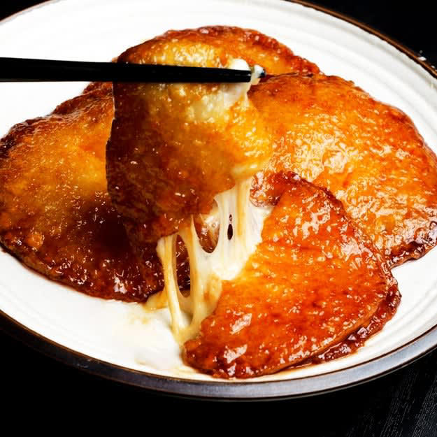 豆腐のみそマヨチーズ焼き, 「豆腐だけでウマいもの食べたい」って人はコレ！コスパもボリュームも文句なし♪火を使わずに作れる簡単おかずレシピ, 豆腐と卵の油揚げ巾着, 【豆腐と油揚げあったらコレ！】「冗談抜きで100個イケる」火を使わずに作れる簡単おかずレシピ, 【豆腐でご飯何杯でもいけるよ♡】もちもち食感が神！簡単おかずレシピ