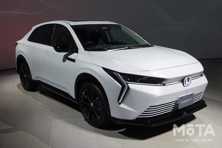 新型インサイトが中国製の電気自動車として復活, 新型インサイトの価格はいくら？ 補助金適用後の実質価格もチェック, 新型インサイトの価格は550万円、グレードは1種類のみ, 国の補助金を引いた実質価格は約420万円, 自治体の補助金で実質価格はさらに安くなり、東京都の場合は約380万円, ボディスタイル・ボディサイズ, 5ドアハッチバック、全長はステップワゴン並みの大柄なボディ, 視界は良好で、車幅やボディの先端位置も把握しやすい, 内装・装備・居住性｜上級グレード並みの充実した仕様, デジタルメーターと12.8インチディスプレーを標準装備, ホンダセンシング・マルチビューカメラなど安全装備も充実, 外装色と内装色の展開, 後席の居住性は快適、4名乗車にも対応, 荷室は背の高い荷物がやや苦手だが、面積は十分, 航続距離は535km｜リーフ・bZ4Xとの比較, 基本スペック：68.8kWhで535kmの航続性能, 新型インサイトとライバル車との比較, 発売日はいつ？ 予約開始時期と販売台数, 発売日は2026年4月16日、予約は3月から開始, 国内販売は「3000台限定」, なぜインサイトは電気自動車として復活した？ ホンダの電動化戦略と新型インサイトの位置づけ, ホンダは電動化戦略は見直し中, 日本向け電気自動車の投入は続ける理由, まとめ｜補助金活用で実質約380万円、ライバル車との比較も忘れずに