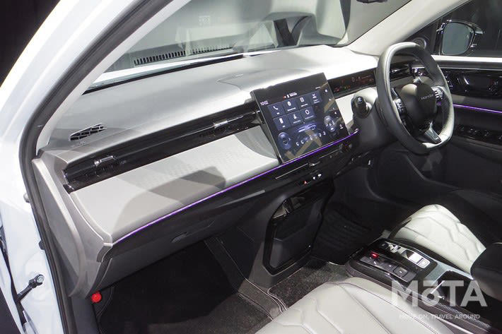 新型インサイトが中国製の電気自動車として復活, 新型インサイトの価格はいくら？ 補助金適用後の実質価格もチェック, 新型インサイトの価格は550万円、グレードは1種類のみ, 国の補助金を引いた実質価格は約420万円, 自治体の補助金で実質価格はさらに安くなり、東京都の場合は約380万円, ボディスタイル・ボディサイズ, 5ドアハッチバック、全長はステップワゴン並みの大柄なボディ, 視界は良好で、車幅やボディの先端位置も把握しやすい, 内装・装備・居住性｜上級グレード並みの充実した仕様, デジタルメーターと12.8インチディスプレーを標準装備, ホンダセンシング・マルチビューカメラなど安全装備も充実, 外装色と内装色の展開, 後席の居住性は快適、4名乗車にも対応, 荷室は背の高い荷物がやや苦手だが、面積は十分, 航続距離は535km｜リーフ・bZ4Xとの比較, 基本スペック：68.8kWhで535kmの航続性能, 新型インサイトとライバル車との比較, 発売日はいつ？ 予約開始時期と販売台数, 発売日は2026年4月16日、予約は3月から開始, 国内販売は「3000台限定」, なぜインサイトは電気自動車として復活した？ ホンダの電動化戦略と新型インサイトの位置づけ, ホンダは電動化戦略は見直し中, 日本向け電気自動車の投入は続ける理由, まとめ｜補助金活用で実質約380万円、ライバル車との比較も忘れずに