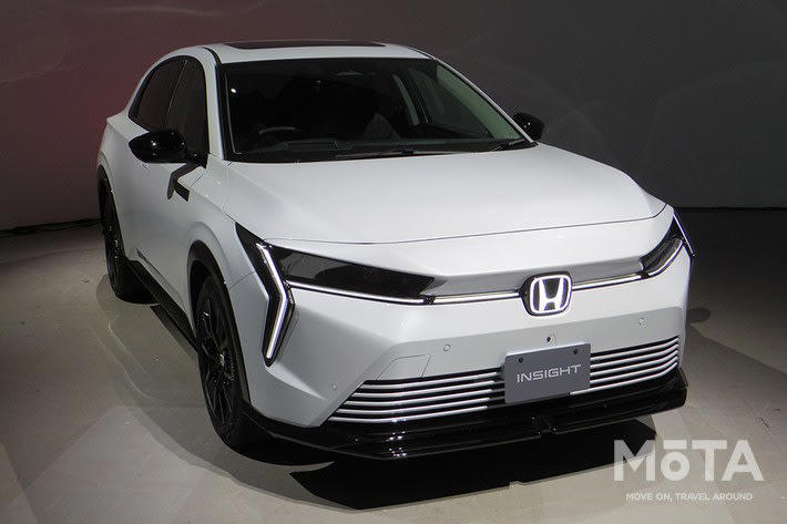 新型インサイトが中国製の電気自動車として復活, 新型インサイトの価格はいくら？ 補助金適用後の実質価格もチェック, 新型インサイトの価格は550万円、グレードは1種類のみ, 国の補助金を引いた実質価格は約420万円, 自治体の補助金で実質価格はさらに安くなり、東京都の場合は約380万円, ボディスタイル・ボディサイズ, 5ドアハッチバック、全長はステップワゴン並みの大柄なボディ, 視界は良好で、車幅やボディの先端位置も把握しやすい, 内装・装備・居住性｜上級グレード並みの充実した仕様, デジタルメーターと12.8インチディスプレーを標準装備, ホンダセンシング・マルチビューカメラなど安全装備も充実, 外装色と内装色の展開, 後席の居住性は快適、4名乗車にも対応, 荷室は背の高い荷物がやや苦手だが、面積は十分, 航続距離は535km｜リーフ・bZ4Xとの比較, 基本スペック：68.8kWhで535kmの航続性能, 新型インサイトとライバル車との比較, 発売日はいつ？ 予約開始時期と販売台数, 発売日は2026年4月16日、予約は3月から開始, 国内販売は「3000台限定」, なぜインサイトは電気自動車として復活した？ ホンダの電動化戦略と新型インサイトの位置づけ, ホンダは電動化戦略は見直し中, 日本向け電気自動車の投入は続ける理由, まとめ｜補助金活用で実質約380万円、ライバル車との比較も忘れずに