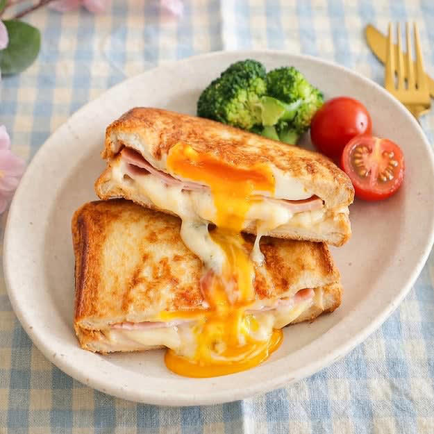 【ホットサンドメーカーで目玉焼きを同時焼き】「何で今までやらなかった」「洗い物減るのうれしい」一瞬で朝ごはんが完成する簡単ハック, ウインナートースト, 【朝ごはんよ〜ってコレ出てきたら子どもが飛び起きるやつ】10分で完成！ウインナーエッグチーズトーストレシピ, キャベツと目玉焼きとベーコンのサンドイッチ, 【コレ作るためだけに食パン買ってる】パン屋さんが泣いちゃうよ...。毎朝食べたくなる絶品トーストレシピ, ハニーマヨトースト, 【トースト史上、最強の組み合わせかも】「普通のには戻れない！」簡単なのに飛ぶほどウマいトーストレシピ
