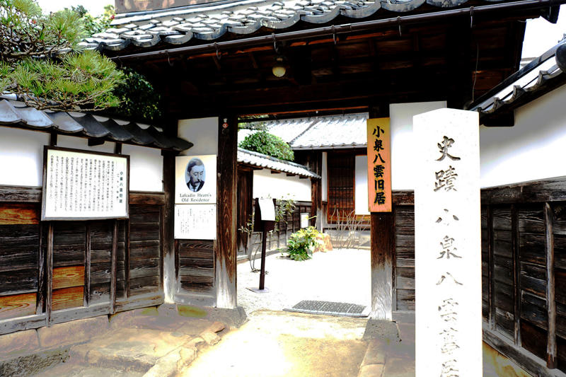 「父上はねえ、立ち尽くしちょるの」の現場へ。国宝の松江城, 蛇と蛙が住んだ場所がまだ残っている。『ばけばけ』ファン必見の地, ヘブンが愛した寺は既に『ばけばけ』の聖地化。あの大亀を見に行く, トキとヘブンが眺めた宍道湖へ。「私もご一緒してええですか」