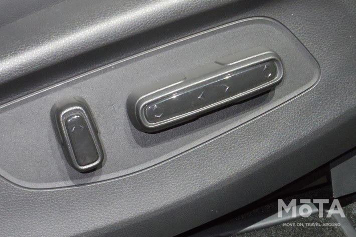 新型インサイトが中国製の電気自動車として復活, 新型インサイトの価格はいくら？ 補助金適用後の実質価格もチェック, 新型インサイトの価格は550万円、グレードは1種類のみ, 国の補助金を引いた実質価格は約420万円, 自治体の補助金で実質価格はさらに安くなり、東京都の場合は約380万円, ボディスタイル・ボディサイズ, 5ドアハッチバック、全長はステップワゴン並みの大柄なボディ, 視界は良好で、車幅やボディの先端位置も把握しやすい, 内装・装備・居住性｜上級グレード並みの充実した仕様, デジタルメーターと12.8インチディスプレーを標準装備, ホンダセンシング・マルチビューカメラなど安全装備も充実, 外装色と内装色の展開, 後席の居住性は快適、4名乗車にも対応, 荷室は背の高い荷物がやや苦手だが、面積は十分, 航続距離は535km｜リーフ・bZ4Xとの比較, 基本スペック：68.8kWhで535kmの航続性能, 新型インサイトとライバル車との比較, 発売日はいつ？ 予約開始時期と販売台数, 発売日は2026年4月16日、予約は3月から開始, 国内販売は「3000台限定」, なぜインサイトは電気自動車として復活した？ ホンダの電動化戦略と新型インサイトの位置づけ, ホンダは電動化戦略は見直し中, 日本向け電気自動車の投入は続ける理由, まとめ｜補助金活用で実質約380万円、ライバル車との比較も忘れずに