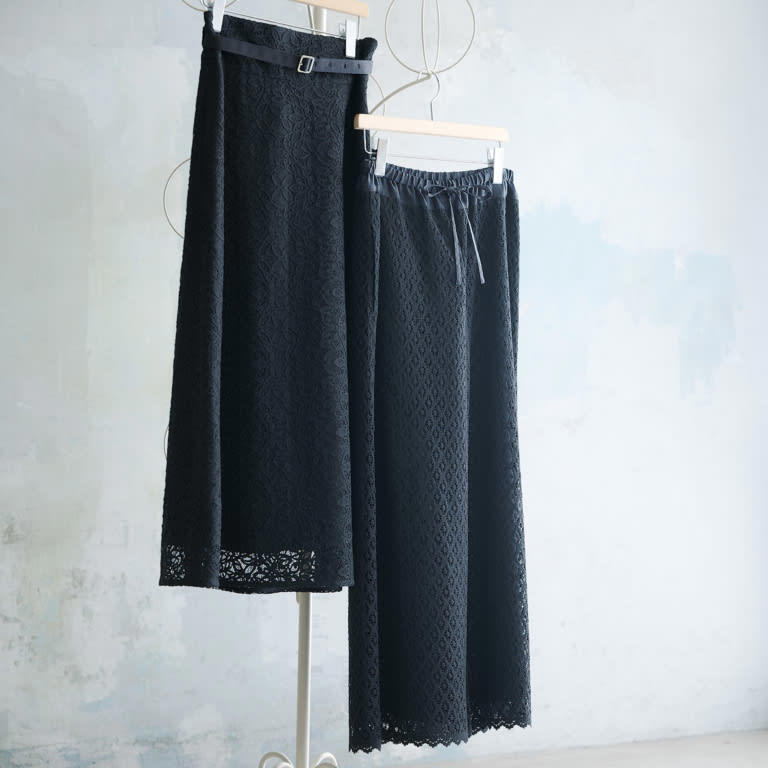 【Black】自分の意志や信念を貫く、心の強さを与えてくれる, 素材感で変化をつけてオールブラックを華やかに, パールのネックレスやピアス、白衿を効かせて顔まわりを明るく, この記事を書いた人 素敵なあの人編集部