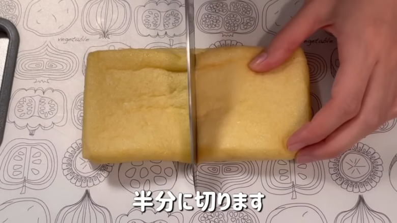 ①　油揚げをキッチンペーパーでしっかり油抜きする, ②　①を半分に切って、袋を広げ裏返す, ③　器にたまごを1つずつ割り、②の油揚げの中に入れる, ④　③の口をパスタまたは爪楊枝で閉じる, ⑤　フライパンに油を入れて、④を焼き色がつくまで焼く, ⑥　⑤を裏返して、さらに3分ほど焼く, ⑦　タレ用の調味料を合わせてま巾着の上にかける, ⑧　タレを煮立たせて、途中で巾着をひっくり返す, ⑨　タレがとろとろになってきたら完成