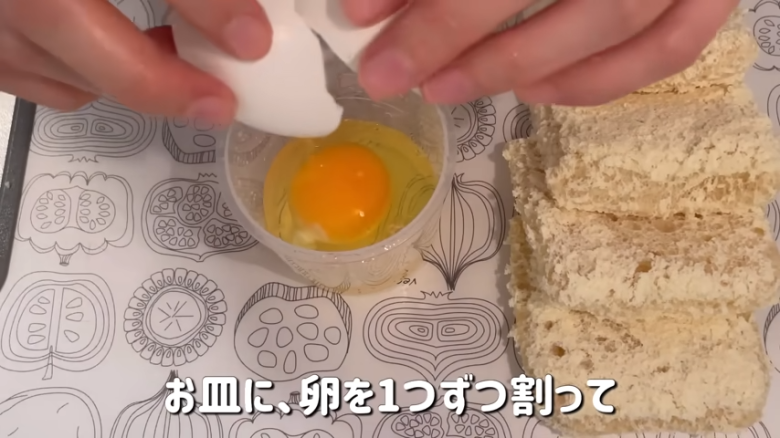 ①　油揚げをキッチンペーパーでしっかり油抜きする, ②　①を半分に切って、袋を広げ裏返す, ③　器にたまごを1つずつ割り、②の油揚げの中に入れる, ④　③の口をパスタまたは爪楊枝で閉じる, ⑤　フライパンに油を入れて、④を焼き色がつくまで焼く, ⑥　⑤を裏返して、さらに3分ほど焼く, ⑦　タレ用の調味料を合わせてま巾着の上にかける, ⑧　タレを煮立たせて、途中で巾着をひっくり返す, ⑨　タレがとろとろになってきたら完成
