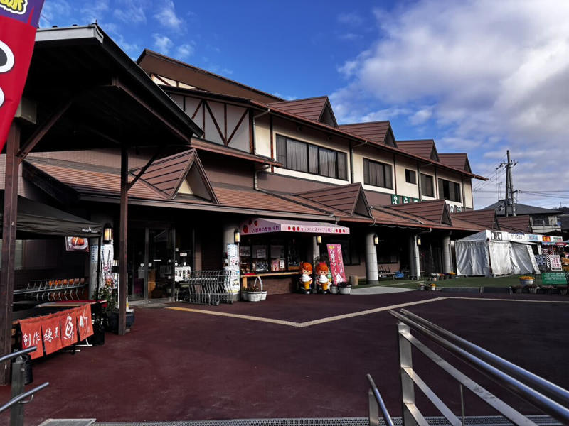 この春、絶対に行ってほしい道の駅！ 春の香りに包まれるドライブ旅へ, 1｜施設を彩る桜並木と極上の滞在体験, 道の駅たかねざわ元気あっぷむら（栃木県高根沢町）, 2｜温室に広がる春色！ 一足早い花摘み体験, 道の駅おおつの里 花倶楽部（千葉県南房総市）, 3｜世界一の渦潮と淡路島グルメの競演, 道の駅うずしお（兵庫県南あわじ市）, 4｜予約殺到！ 希少なブランドいちごの聖地, 道の駅大和路へぐり（奈良県平群町）, 5｜富山湾の神秘！ 春限定のホタルイカを味わい尽くす, 道の駅ウェーブパークなめりかわ（富山県滑川市）, 【まとめ】道の駅で、日本の春を遊び尽くそう
