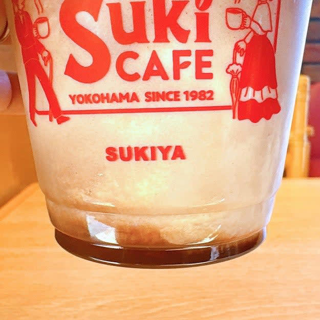 すき家で「絶品シェイク」が楽しめます！, チョコ好きにはたまらないビジュアル！, ひと口目からチョコが主役！想像より濃厚な味わいです。, 甘すぎないミルキー感で、最後まで飲みやすい。, チョコチップとクランチがいいアクセント。, レトロなカップデザインも素敵！, シェイクだけまた飲みに行きたい！, チョコ好きなら、シャトレーゼの「ショコラパンケーキ」もおすすめです！, チョコクリームとチョコソースが絶妙にマッチ！