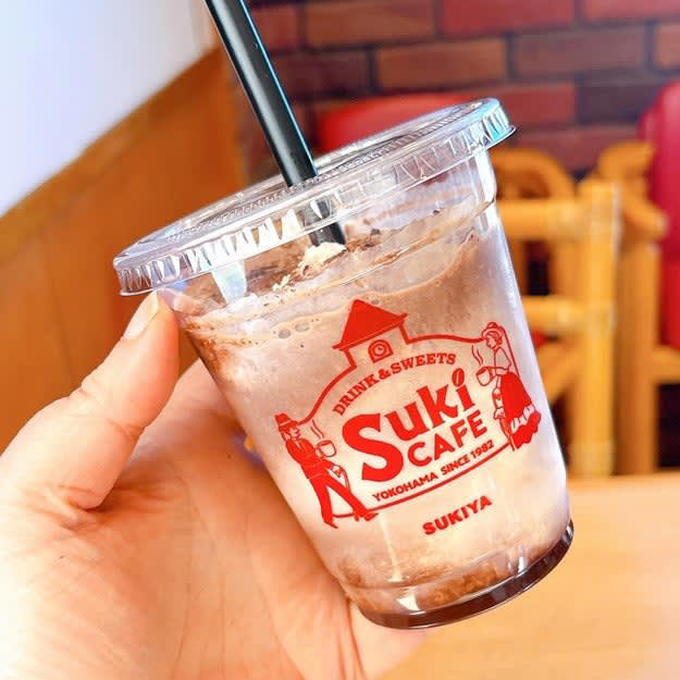 すき家で「絶品シェイク」が楽しめます！, チョコ好きにはたまらないビジュアル！, ひと口目からチョコが主役！想像より濃厚な味わいです。, 甘すぎないミルキー感で、最後まで飲みやすい。, チョコチップとクランチがいいアクセント。, レトロなカップデザインも素敵！, シェイクだけまた飲みに行きたい！, チョコ好きなら、シャトレーゼの「ショコラパンケーキ」もおすすめです！, チョコクリームとチョコソースが絶妙にマッチ！