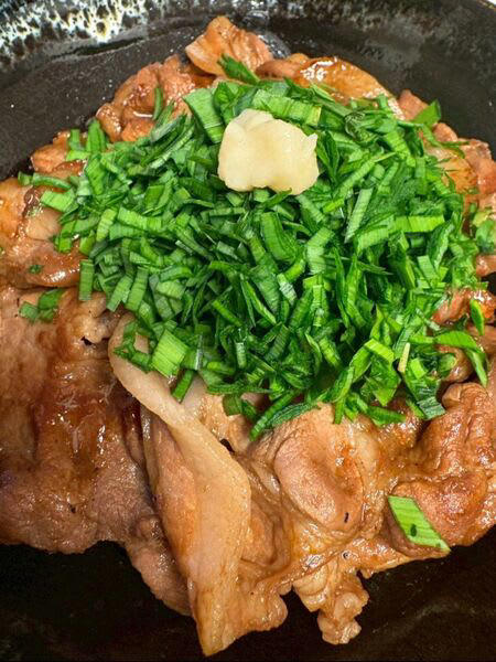 ■普通に焼き肉を焼く！, ■ニラは細かく刻みます, ■深めの丼に入れます, ■生ニラをたっぷりと、ニンニクを乗せて食卓に運びます, ■ コツ・ポイント