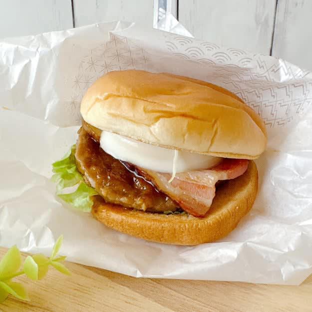 モスバーガーでは、数量限定の「贅沢バーガー」を販売中です。, SNSで高く評価されていて、気になっていました！, 好きな物がたっぷり詰まっていておいしそうです！, 間違いない組み合わせで、ひと口目から大満足です。, たまごのコクが、しっかりした味付けによく合います。, 全体のバランスが良くておいしい！, お腹も心も想像以上に満たされました。, ファミリーマートの「うまトマハンバーガー（松屋監修）」もおいしいですよ。, ニンニクのパンチがすごくて、力強い味わい！