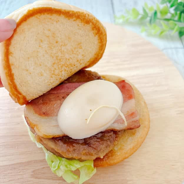 モスバーガーでは、数量限定の「贅沢バーガー」を販売中です。, SNSで高く評価されていて、気になっていました！, 好きな物がたっぷり詰まっていておいしそうです！, 間違いない組み合わせで、ひと口目から大満足です。, たまごのコクが、しっかりした味付けによく合います。, 全体のバランスが良くておいしい！, お腹も心も想像以上に満たされました。, ファミリーマートの「うまトマハンバーガー（松屋監修）」もおいしいですよ。, ニンニクのパンチがすごくて、力強い味わい！