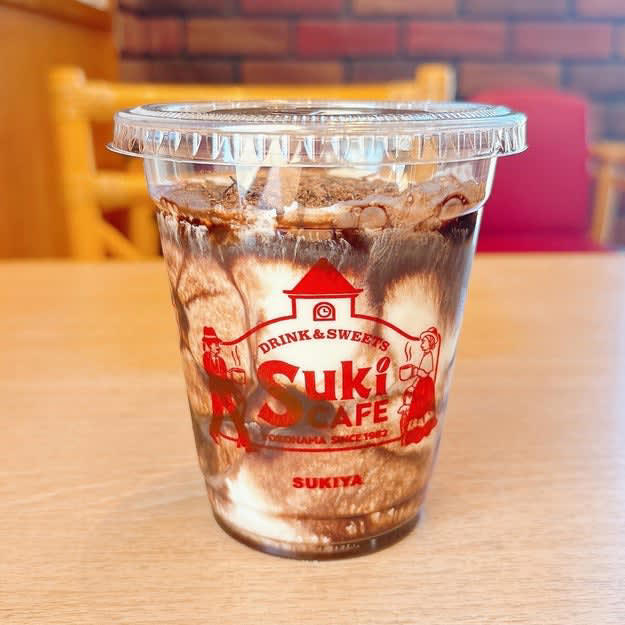 すき家で「絶品シェイク」が楽しめます！, チョコ好きにはたまらないビジュアル！, ひと口目からチョコが主役！想像より濃厚な味わいです。, 甘すぎないミルキー感で、最後まで飲みやすい。, チョコチップとクランチがいいアクセント。, レトロなカップデザインも素敵！, シェイクだけまた飲みに行きたい！, チョコ好きなら、シャトレーゼの「ショコラパンケーキ」もおすすめです！, チョコクリームとチョコソースが絶妙にマッチ！