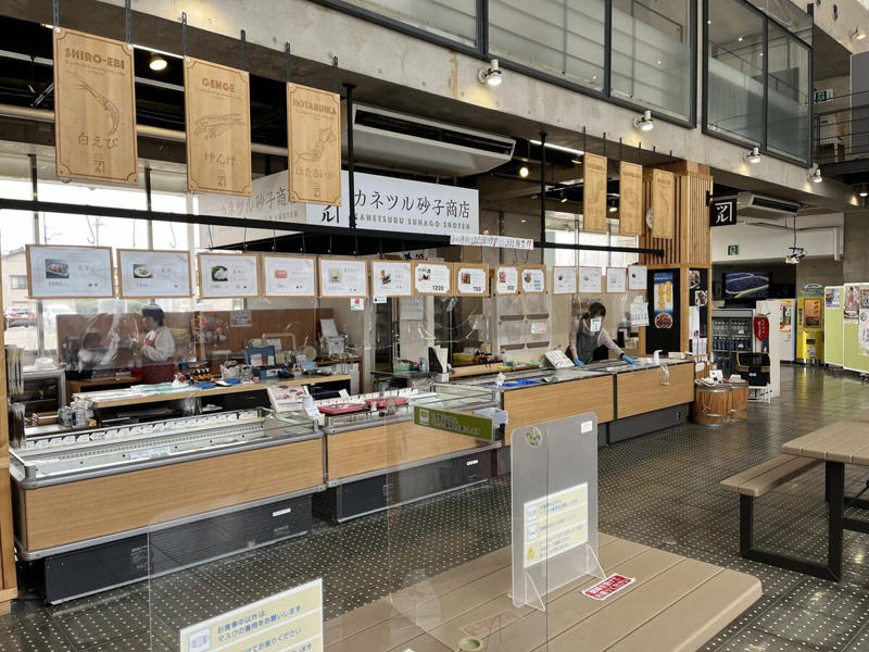 この春、絶対に行ってほしい道の駅！ 春の香りに包まれるドライブ旅へ, 1｜施設を彩る桜並木と極上の滞在体験, 道の駅たかねざわ元気あっぷむら（栃木県高根沢町）, 2｜温室に広がる春色！ 一足早い花摘み体験, 道の駅おおつの里 花倶楽部（千葉県南房総市）, 3｜世界一の渦潮と淡路島グルメの競演, 道の駅うずしお（兵庫県南あわじ市）, 4｜予約殺到！ 希少なブランドいちごの聖地, 道の駅大和路へぐり（奈良県平群町）, 5｜富山湾の神秘！ 春限定のホタルイカを味わい尽くす, 道の駅ウェーブパークなめりかわ（富山県滑川市）, 【まとめ】道の駅で、日本の春を遊び尽くそう