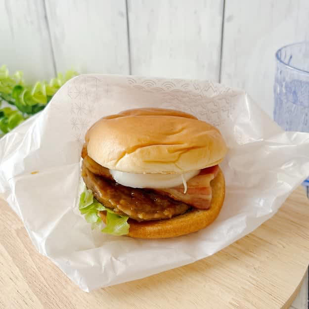 モスバーガーでは、数量限定の「贅沢バーガー」を販売中です。, SNSで高く評価されていて、気になっていました！, 好きな物がたっぷり詰まっていておいしそうです！, 間違いない組み合わせで、ひと口目から大満足です。, たまごのコクが、しっかりした味付けによく合います。, 全体のバランスが良くておいしい！, お腹も心も想像以上に満たされました。, ファミリーマートの「うまトマハンバーガー（松屋監修）」もおいしいですよ。, ニンニクのパンチがすごくて、力強い味わい！