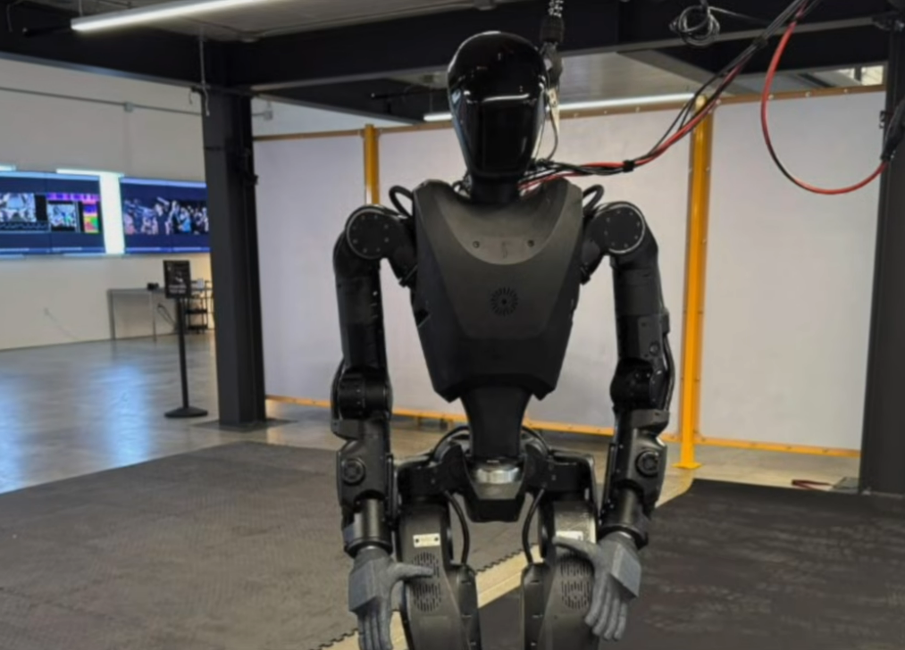 「人間の代わりに動く」…戦場に投入されたヒューマノイド, 身長180cm、体重80kg…歩兵に似た物理的条件, カメラとAIの融合…戦場状況を自ら判断, 偵察を超えて拡張可能…多目的戦力へ進化, 「引き金は人間が引く」…残る制御の課題, 戦場の様相が変わるか…軍事ロボット競争の本格化