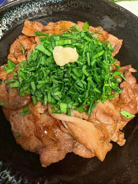 ■普通に焼き肉を焼く！, ■ニラは細かく刻みます, ■深めの丼に入れます, ■生ニラをたっぷりと、ニンニクを乗せて食卓に運びます, ■ コツ・ポイント