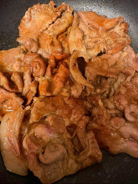 ■普通に焼き肉を焼く！, ■ニラは細かく刻みます, ■深めの丼に入れます, ■生ニラをたっぷりと、ニンニクを乗せて食卓に運びます, ■ コツ・ポイント