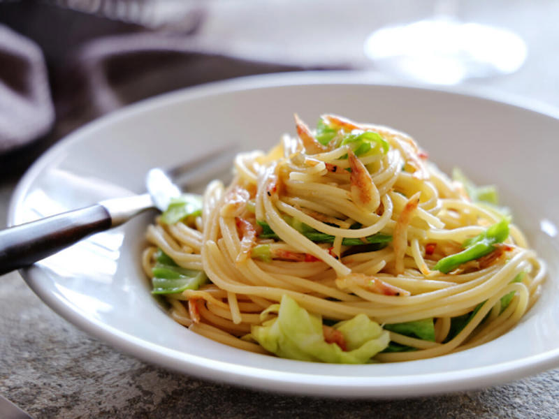春キャベツと桜海老のパスタを作るのにかかる時間, 春キャベツと桜海老のパスタのカロリー, 春キャベツと桜海老のパスタのレシピ, 春キャベツと桜海老のパスタの材料（2人分）, 春キャベツと桜海老のパスタの作り方