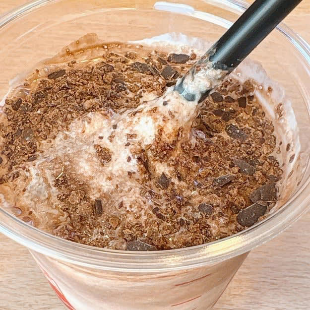 すき家で「絶品シェイク」が楽しめます！, チョコ好きにはたまらないビジュアル！, ひと口目からチョコが主役！想像より濃厚な味わいです。, 甘すぎないミルキー感で、最後まで飲みやすい。, チョコチップとクランチがいいアクセント。, レトロなカップデザインも素敵！, シェイクだけまた飲みに行きたい！, チョコ好きなら、シャトレーゼの「ショコラパンケーキ」もおすすめです！, チョコクリームとチョコソースが絶妙にマッチ！