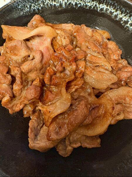 ■普通に焼き肉を焼く！, ■ニラは細かく刻みます, ■深めの丼に入れます, ■生ニラをたっぷりと、ニンニクを乗せて食卓に運びます, ■ コツ・ポイント