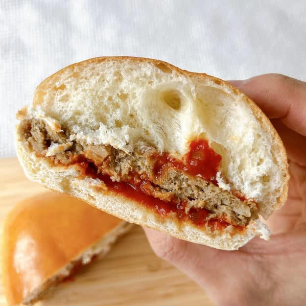モスバーガーでは、数量限定の「贅沢バーガー」を販売中です。, SNSで高く評価されていて、気になっていました！, 好きな物がたっぷり詰まっていておいしそうです！, 間違いない組み合わせで、ひと口目から大満足です。, たまごのコクが、しっかりした味付けによく合います。, 全体のバランスが良くておいしい！, お腹も心も想像以上に満たされました。, ファミリーマートの「うまトマハンバーガー（松屋監修）」もおいしいですよ。, ニンニクのパンチがすごくて、力強い味わい！