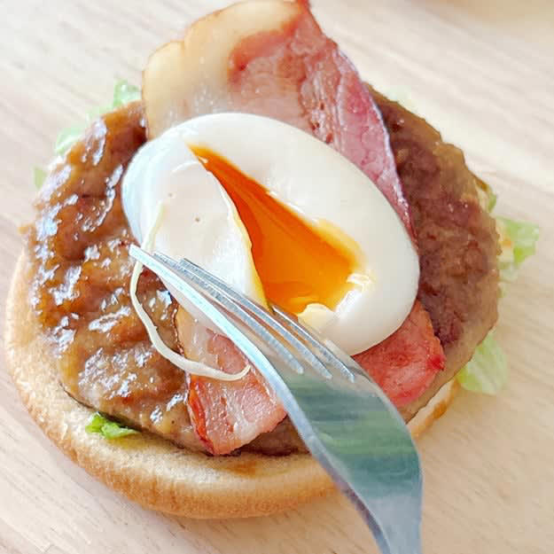 モスバーガーでは、数量限定の「贅沢バーガー」を販売中です。, SNSで高く評価されていて、気になっていました！, 好きな物がたっぷり詰まっていておいしそうです！, 間違いない組み合わせで、ひと口目から大満足です。, たまごのコクが、しっかりした味付けによく合います。, 全体のバランスが良くておいしい！, お腹も心も想像以上に満たされました。, ファミリーマートの「うまトマハンバーガー（松屋監修）」もおいしいですよ。, ニンニクのパンチがすごくて、力強い味わい！