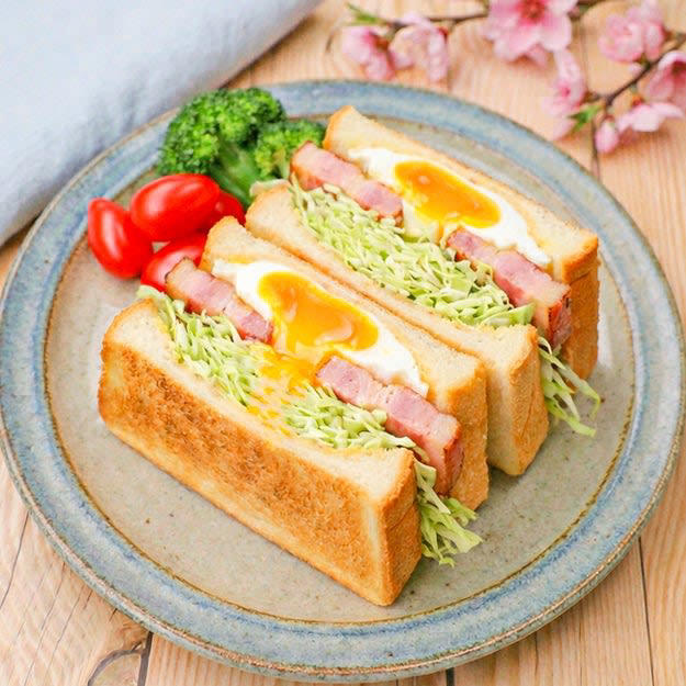【ホットサンドメーカーで目玉焼きを同時焼き】「何で今までやらなかった」「洗い物減るのうれしい」一瞬で朝ごはんが完成する簡単ハック, ウインナートースト, 【朝ごはんよ〜ってコレ出てきたら子どもが飛び起きるやつ】10分で完成！ウインナーエッグチーズトーストレシピ, キャベツと目玉焼きとベーコンのサンドイッチ, 【コレ作るためだけに食パン買ってる】パン屋さんが泣いちゃうよ...。毎朝食べたくなる絶品トーストレシピ, ハニーマヨトースト, 【トースト史上、最強の組み合わせかも】「普通のには戻れない！」簡単なのに飛ぶほどウマいトーストレシピ