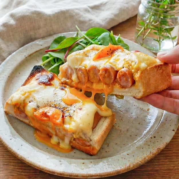 【ホットサンドメーカーで目玉焼きを同時焼き】「何で今までやらなかった」「洗い物減るのうれしい」一瞬で朝ごはんが完成する簡単ハック, ウインナートースト, 【朝ごはんよ〜ってコレ出てきたら子どもが飛び起きるやつ】10分で完成！ウインナーエッグチーズトーストレシピ, キャベツと目玉焼きとベーコンのサンドイッチ, 【コレ作るためだけに食パン買ってる】パン屋さんが泣いちゃうよ...。毎朝食べたくなる絶品トーストレシピ, ハニーマヨトースト, 【トースト史上、最強の組み合わせかも】「普通のには戻れない！」簡単なのに飛ぶほどウマいトーストレシピ
